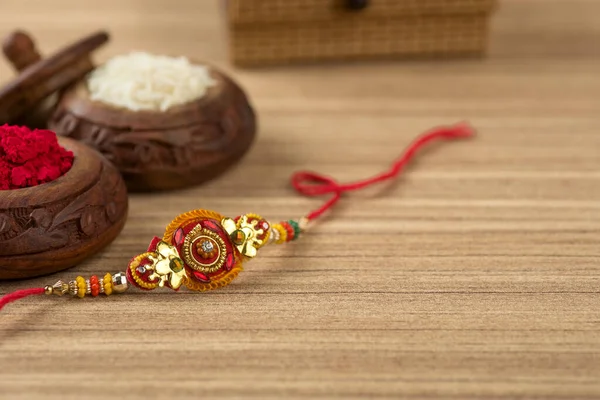 Festival Indiano Raksha Bandhan Fundo Com Elegante Rakhi Grãos Arroz — Fotografia de Stock