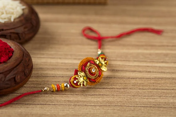 Festival Indiano Raksha Bandhan Fundo Com Elegante Rakhi Grãos Arroz — Fotografia de Stock