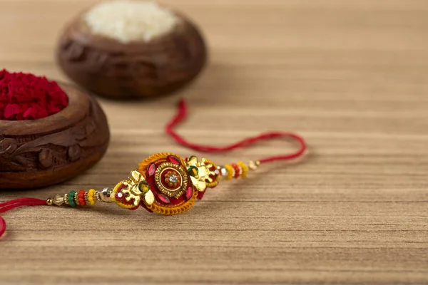 Festival Indiano Raksha Bandhan Fundo Com Elegante Rakhi Grãos Arroz — Fotografia de Stock