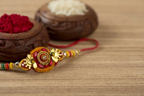 Festival Indiano Raksha Bandhan Fundo Com Elegante Rakhi Grãos Arroz — Fotografia de Stock