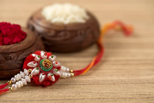 インドの祭り エレガントなラキ クムクムとラクシャバンダンの背景 兄弟姉妹間の愛の象徴である伝統的なインドの手首バンド — ストック写真
