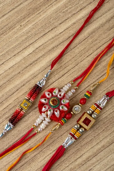 Fond Raksha Bandhan Avec Élégant Rakhi Bracelet Traditionnel Indien Qui — Photo