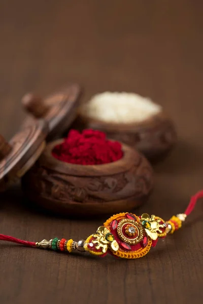 Indiai Fesztivál Raksha Bandhan Háttér Egy Elegáns Rakhi Rice Grains — Stock Fotó