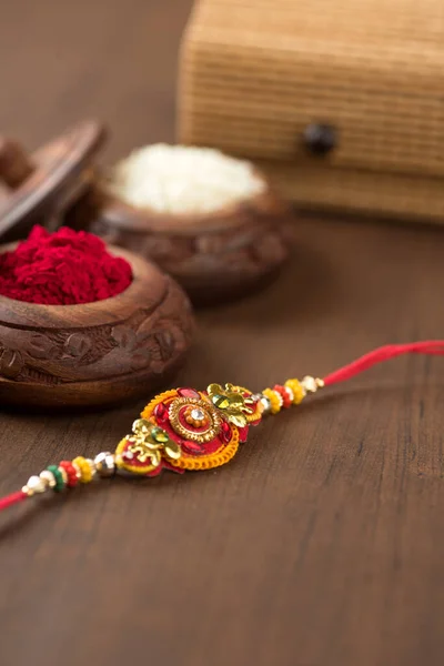 Індійський Фестиваль Raksha Bandhan Тло Елегантним Rakhi Rice Grains Kumkum — стокове фото