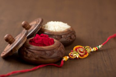 Hint festivali: Raksha Bandhan özgeçmişi zarif bir Rakhi, pirinç taneleri ve Kumkum ile. Geleneksel Hint bilekliği Kardeşler ve Kız Kardeşler arasındaki aşkın sembolüdür..