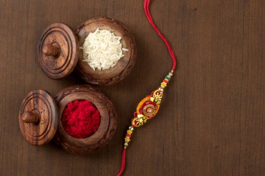 Hint festivali: Raksha Bandhan özgeçmişi zarif bir Rakhi, pirinç taneleri ve Kumkum ile. Geleneksel Hint bilekliği Kardeşler ve Kız Kardeşler arasındaki aşkın sembolüdür..
