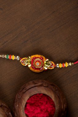 Hint festivali: Raksha Bandhan özgeçmişi zarif bir Rakhi, pirinç taneleri ve Kumkum ile. Geleneksel Hint bilekliği Kardeşler ve Kız Kardeşler arasındaki aşkın sembolüdür..