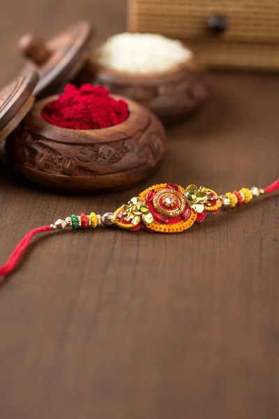 Festival Indiano Raksha Bandhan Fundo Com Elegante Rakhi Grãos Arroz — Fotografia de Stock