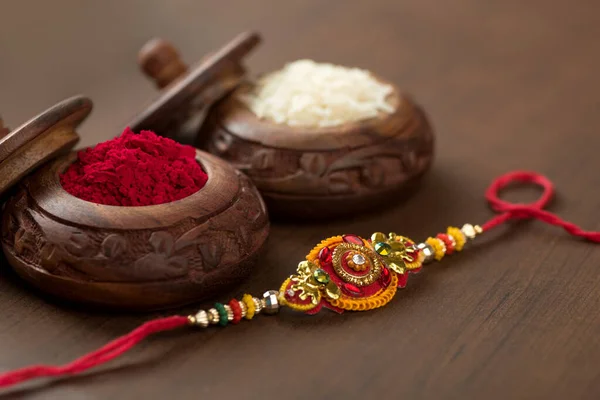 Festival Indiano Raksha Bandhan Fundo Com Elegante Rakhi Grãos Arroz — Fotografia de Stock