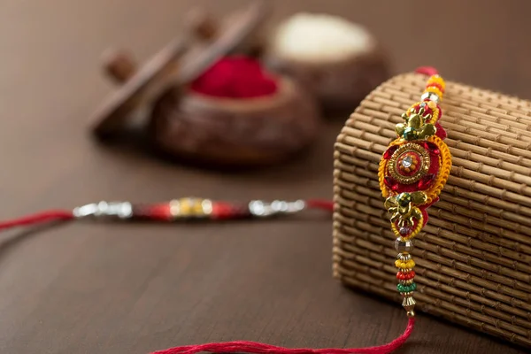 Festival Indiano Raksha Bandhan Fundo Com Elegante Rakhi Grãos Arroz — Fotografia de Stock