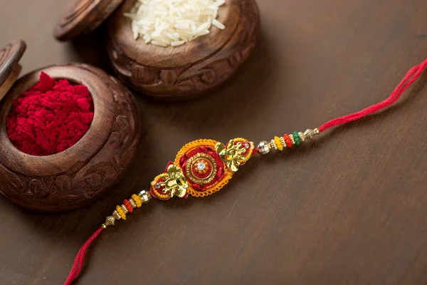 Indický Festival Raksha Bandhan Pozadí Elegantním Rakhi Rýže Zrna Kumkum — Stock fotografie