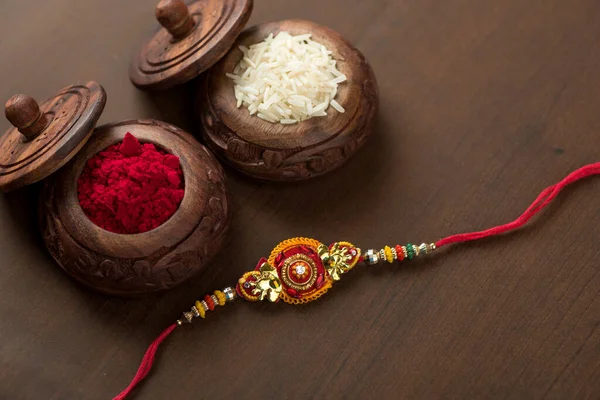 Indiai Fesztivál Raksha Bandhan Háttér Egy Elegáns Rakhi Rice Grains — Stock Fotó