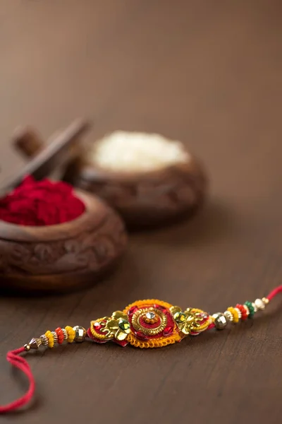 Indiase Festival Raksha Bandhan Achtergrond Met Een Elegante Rakhi Rijstkorrels — Stockfoto