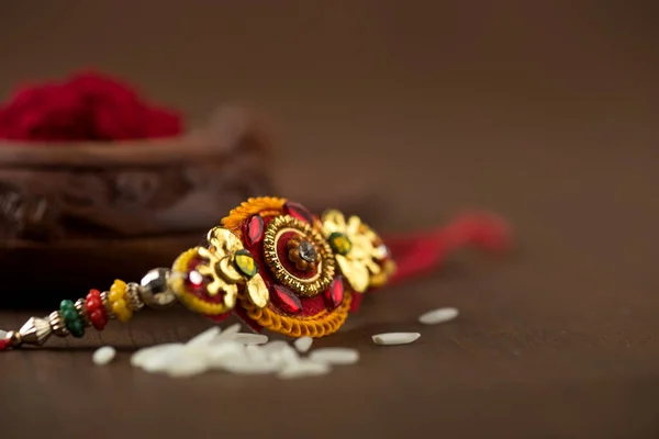 Індійський Фестиваль Raksha Bandhan Тло Елегантним Rakhi Rice Grains Kumkum — стокове фото