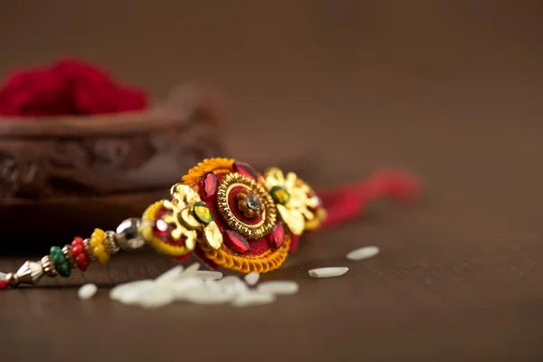 Festival Indiano Raksha Bandhan Fundo Com Elegante Rakhi Grãos Arroz — Fotografia de Stock