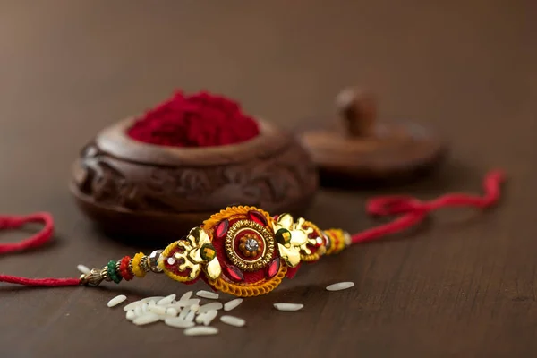 Indický Festival Raksha Bandhan Pozadí Elegantním Rakhi Rýže Zrna Kumkum — Stock fotografie