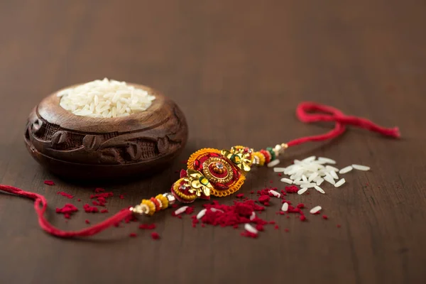 Індійський Фестиваль Raksha Bandhan Тло Елегантним Rakhi Rice Grains Kumkum — стокове фото