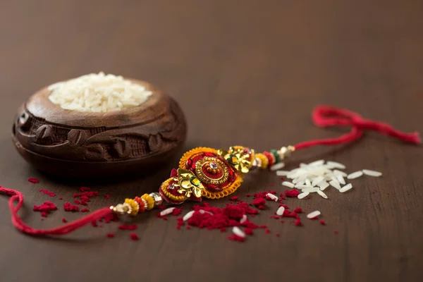 Indiai Fesztivál Raksha Bandhan Háttér Egy Elegáns Rakhi Rice Grains — Stock Fotó