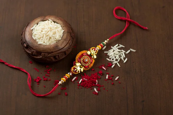 Festival Indiano Raksha Bandhan Fundo Com Elegante Rakhi Grãos Arroz — Fotografia de Stock