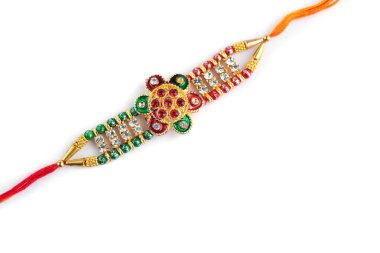 Hint festivali: Raksha Bandhan arka planı beyaz arkaplanda zarif bir Rakhi ile