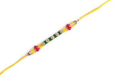Hint festivali: Raksha Bandhan arka planı beyaz arkaplanda zarif bir Rakhi ile