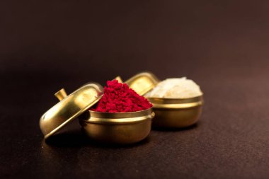 Raksha Bandhan 'ın arkaplanı zarif bir Rakhi, pirinç taneleri ve Kumkum. Geleneksel Hint bilekliği Kardeşler ve Kız Kardeşler arasındaki aşkın sembolüdür..