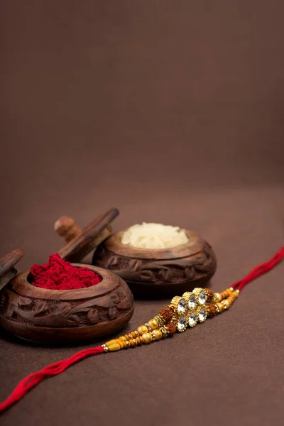 Raksha Bandhan Fundal Elegant Rakhi Cereale Orez Kumkum Trupă Tradițională — Fotografie, imagine de stoc