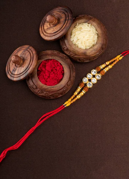 Raksha Bandhan Achtergrond Met Een Elegante Rakhi Rijst Grains Kumkum — Stockfoto