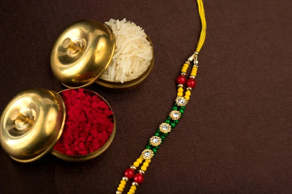 Raksha Bandhan Hintergrund Mit Einem Eleganten Rakhi Reiskörner Und Kumkum — Stockfoto