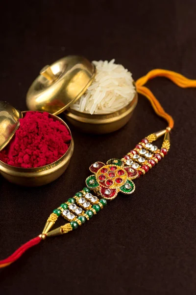 Raksha Bandhan Baggrund Med Elegant Rakhi Ris Korn Kumkum Traditionel - Stock-foto