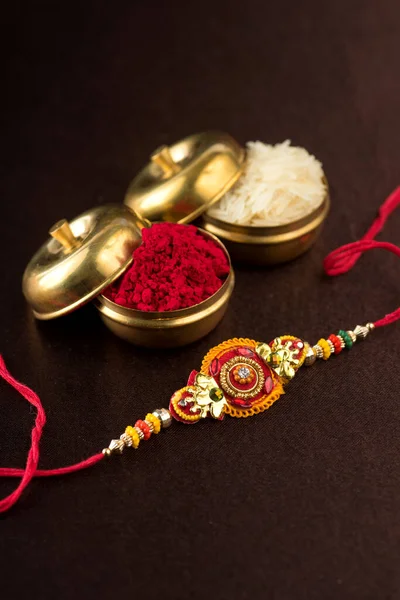 Raksha Bandhan Baggrund Med Elegant Rakhi Ris Korn Kumkum Traditionel - Stock-foto