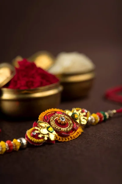 Raksha Bandhan Baggrund Med Elegant Rakhi Ris Korn Kumkum Traditionel - Stock-foto