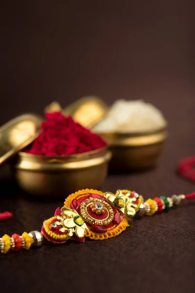 Raksha Bandhan Baggrund Med Elegant Rakhi Ris Korn Kumkum Traditionel - Stock-foto