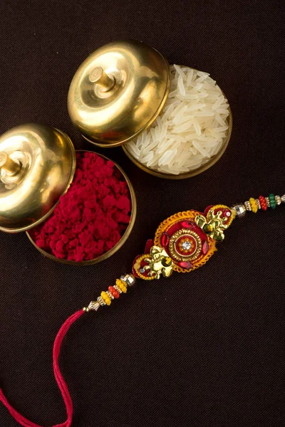 Raksha Bandhan Hintergrund Mit Einem Eleganten Rakhi Reiskörner Und Kumkum — Stockfoto