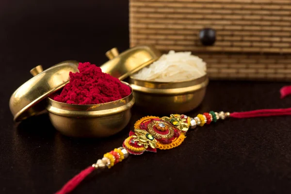 Raksha Bandhan Тло Елегантним Rakhi Rice Grains Kumkum Традиційний Індійський — стокове фото