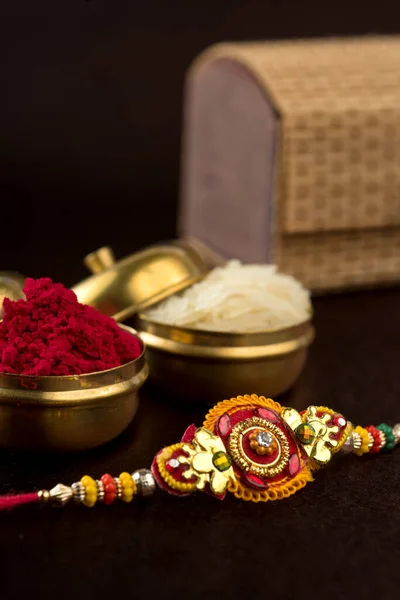 Raksha Bandhan Latar Belakang Dengan Rakhi Elegan Rice Grains Dan — Stok Foto