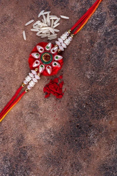 라카 반 한: 락 히를 돌 배경으로 한 쌀알 과 쿰 쿰을 곁들인 전통적 인 인도의 손목 밴드는 형제자매들 사이 의사 랑의 상징이다. — 스톡 사진