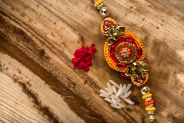Hint festivali: Raksha Bandhan özgeçmişi zarif bir Rakhi, pirinç taneleri ve Kumkum ile. Geleneksel Hint bilekliği Kardeşler ve Kız Kardeşler arasındaki aşkın sembolüdür..