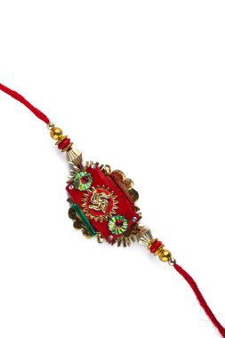 Hint festivali: Raksha Bandhan arka planı beyaz arkaplanda zarif bir Rakhi ile