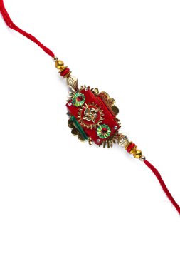 Hint festivali: Raksha Bandhan arka planı beyaz arkaplanda zarif bir Rakhi ile