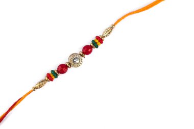 Hint festivali: Raksha Bandhan arka planı beyaz arkaplanda zarif bir Rakhi ile