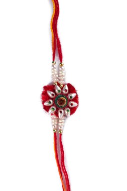 Hint festivali: Raksha Bandhan arka planı beyaz arkaplanda zarif bir Rakhi ile