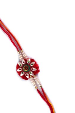 Hint festivali: Raksha Bandhan arka planı beyaz arkaplanda zarif bir Rakhi ile