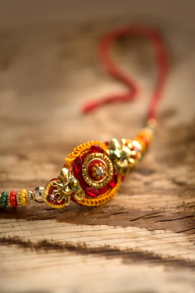 Festa indiana: sfondo Raksha Bandhan con un elegante Rakhi, Rice Grains e Kumkum. Un braccialetto tradizionale indiano che è un simbolo di amore tra fratelli e sorelle. — Foto Stock