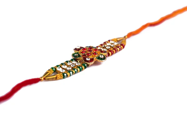 Festival indiano: Raksha Bandhan fundo com um elegante Rakhi em um fundo branco — Fotografia de Stock