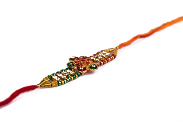 Festival indiano: Raksha Bandhan fundo com um elegante Rakhi em um fundo branco — Fotografia de Stock