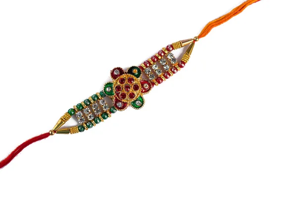 Festival indiano: Raksha Bandhan fundo com um elegante Rakhi em um fundo branco — Fotografia de Stock