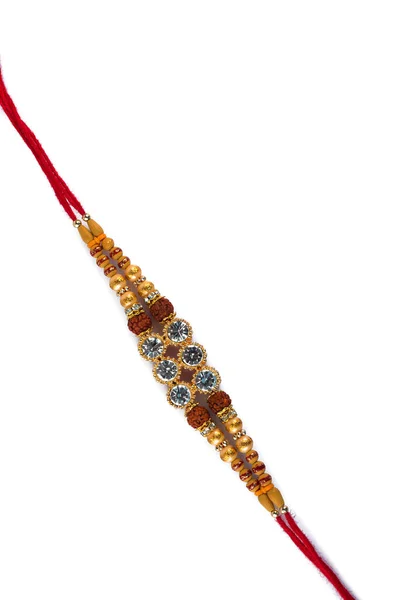 Festival indiano: Raksha Bandhan fundo com um elegante Rakhi em um fundo branco — Fotografia de Stock