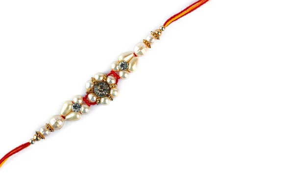 Indický festival: Raksha Bandhan pozadí s elegantním Rakhi na bílém pozadí — Stock fotografie