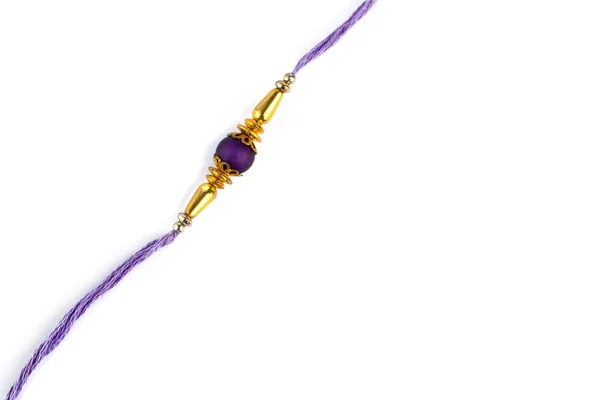 Festival indiano: Raksha Bandhan fundo com um elegante Rakhi em um fundo branco — Fotografia de Stock